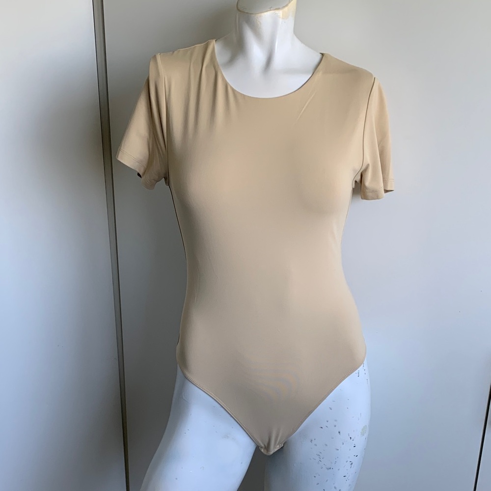 House of Harlow 1960 beige size medium short sleeve bodysuit
